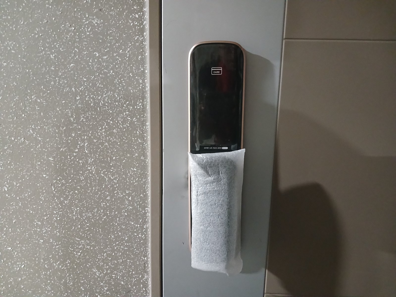 연수구 선학동 출장 — 회색 문에 단 구리빛 테 푸시풀 도어락과 흰 포장재로 감싼 손잡이